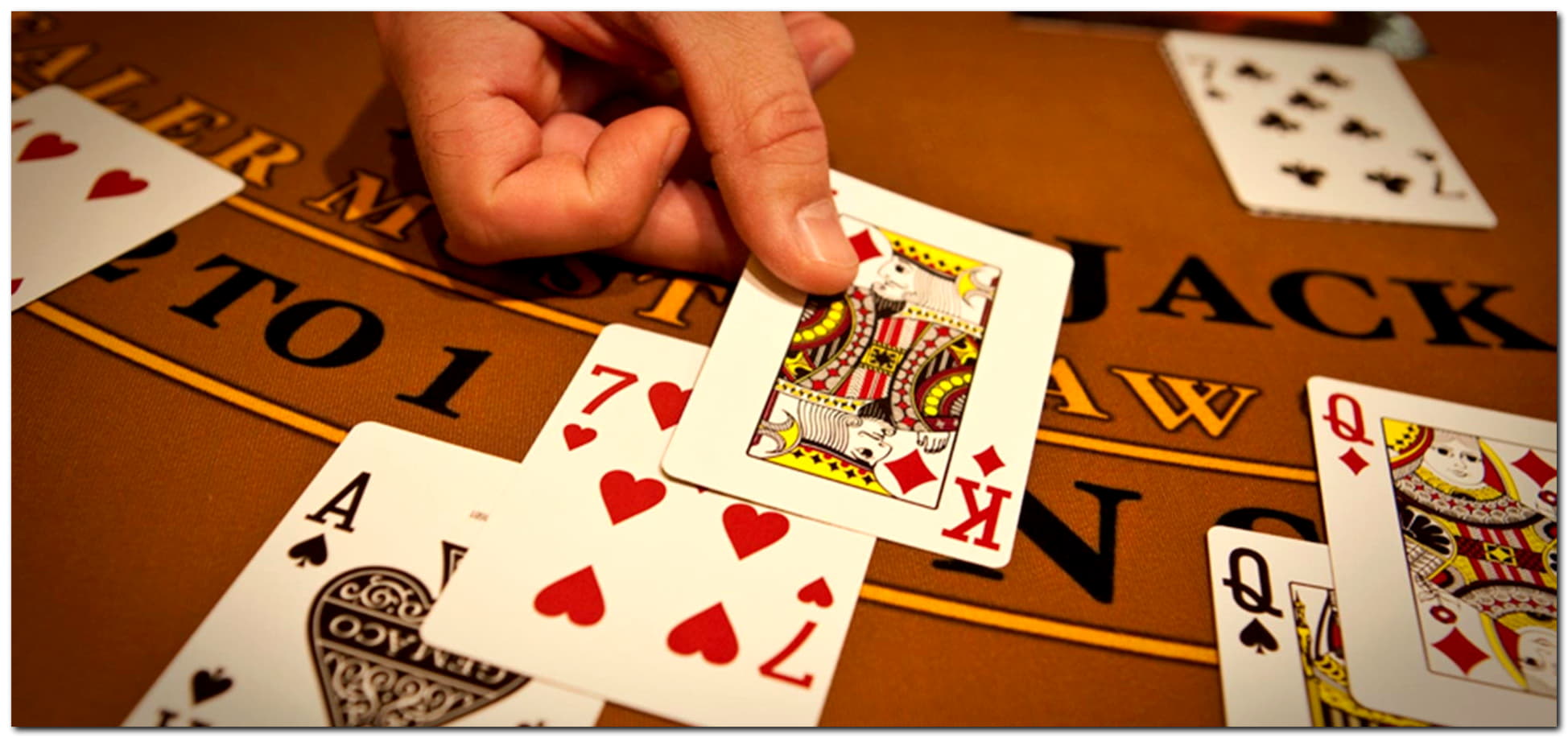 €935 Daily freeroll slot tournament at Superior Casino
